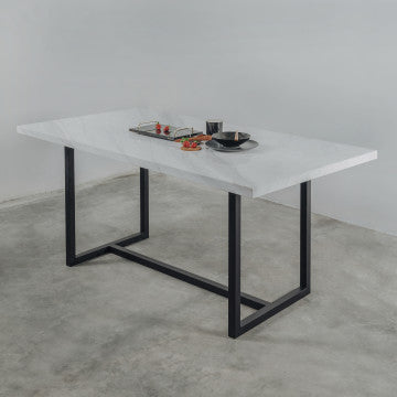 Unot Dining Table